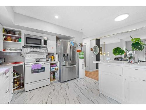 415 Penbrooke Crescent Se, Calgary, AB - Indoor Photo Showing Kitchen