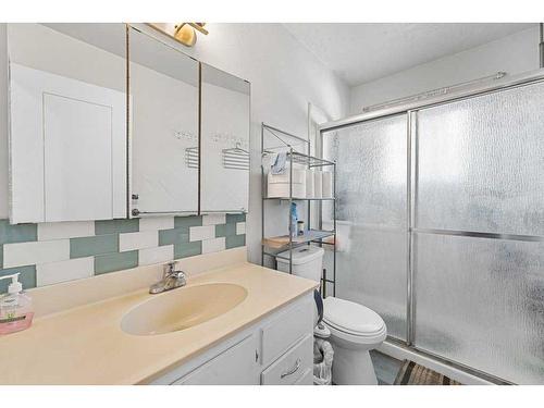 415 Penbrooke Crescent Se, Calgary, AB - Indoor Photo Showing Bathroom