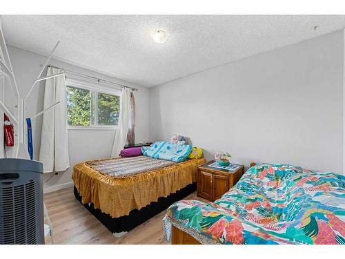 415 Penbrooke Crescent Se, Calgary, AB - Indoor Photo Showing Bedroom