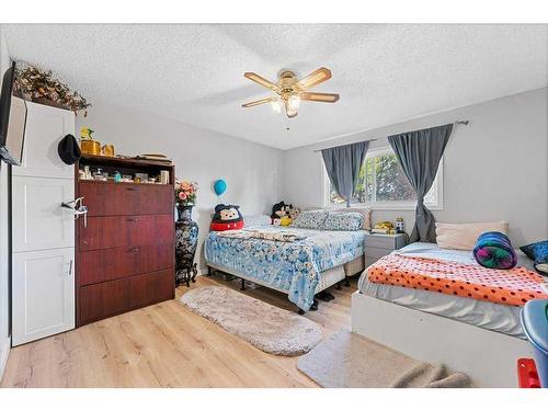 415 Penbrooke Crescent Se, Calgary, AB - Indoor Photo Showing Bedroom