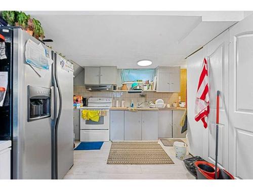 415 Penbrooke Crescent Se, Calgary, AB - Indoor Photo Showing Kitchen