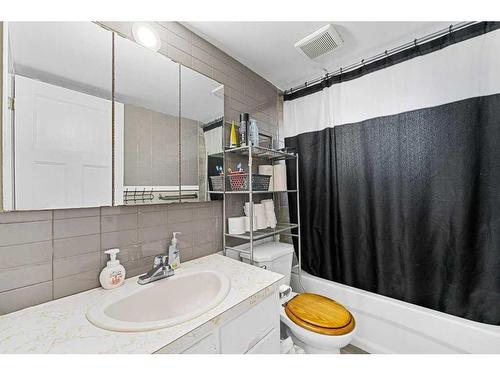 415 Penbrooke Crescent Se, Calgary, AB - Indoor Photo Showing Bathroom