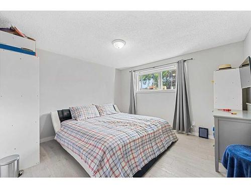 415 Penbrooke Crescent Se, Calgary, AB - Indoor Photo Showing Bedroom