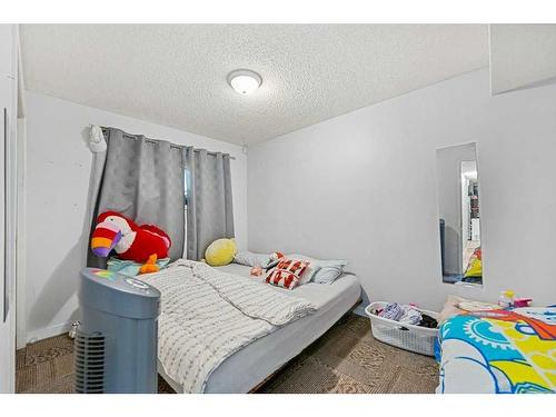 415 Penbrooke Crescent Se, Calgary, AB - Indoor Photo Showing Bedroom