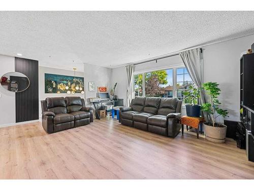 415 Penbrooke Crescent Se, Calgary, AB - Indoor Photo Showing Living Room