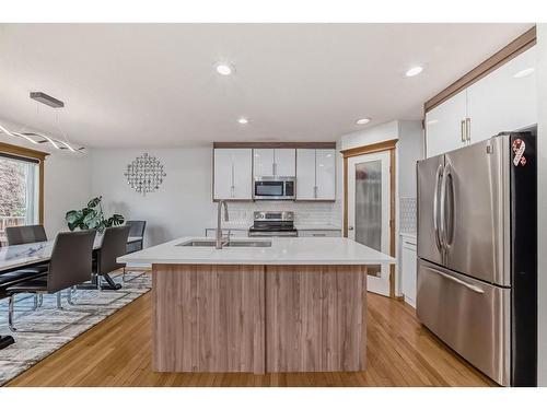 466 Bridlemeadows Common Sw, Calgary, AB - Indoor Photo Showing Kitchen