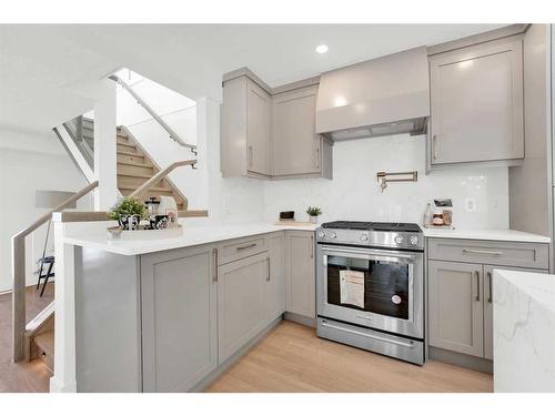 4323 19 Street Nw, Calgary, AB - Indoor Photo Showing Kitchen With Upgraded Kitchen