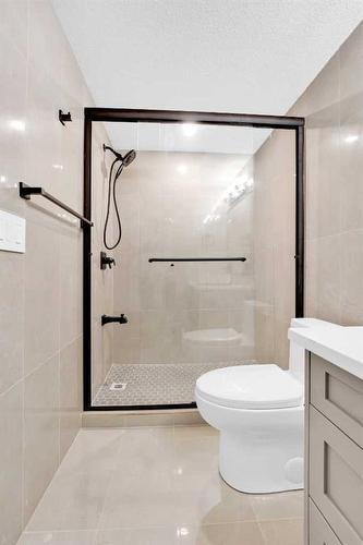 4323 19 Street Nw, Calgary, AB - Indoor Photo Showing Bathroom