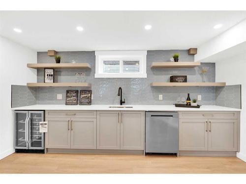 4323 19 Street Nw, Calgary, AB - Indoor Photo Showing Kitchen