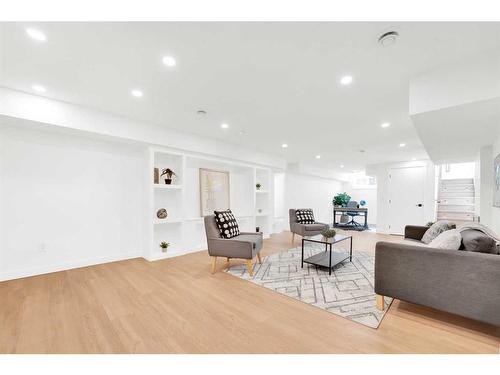 4323 19 Street Nw, Calgary, AB - Indoor Photo Showing Living Room