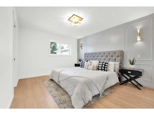 4323 19 Street Nw, Calgary, AB - Indoor Photo Showing Bedroom