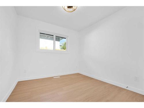 4323 19 Street Nw, Calgary, AB - Indoor Photo Showing Other Room