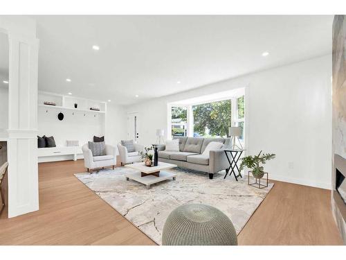 4323 19 Street Nw, Calgary, AB - Indoor Photo Showing Living Room