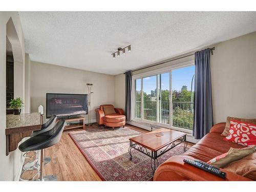 301-2203 14 Street Sw, Calgary, AB - Indoor Photo Showing Living Room