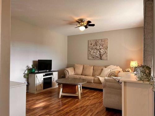 6 Sunrise Crescent Ne, Three Hills, AB - Indoor Photo Showing Living Room