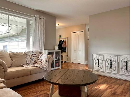 6 Sunrise Crescent Ne, Three Hills, AB - Indoor Photo Showing Living Room