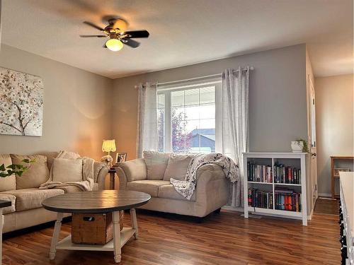 6 Sunrise Crescent Ne, Three Hills, AB - Indoor Photo Showing Living Room