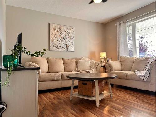 6 Sunrise Crescent Ne, Three Hills, AB - Indoor Photo Showing Living Room