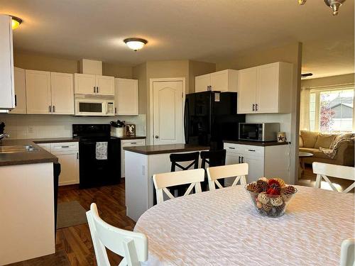 6 Sunrise Crescent Ne, Three Hills, AB - Indoor Photo Showing Kitchen