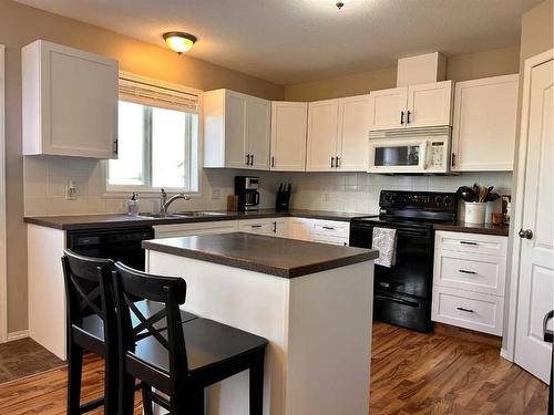 6 Sunrise Crescent Ne, Three Hills, AB - Indoor Photo Showing Kitchen