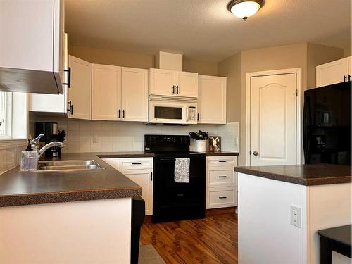 6 Sunrise Crescent Ne, Three Hills, AB - Indoor Photo Showing Kitchen With Double Sink