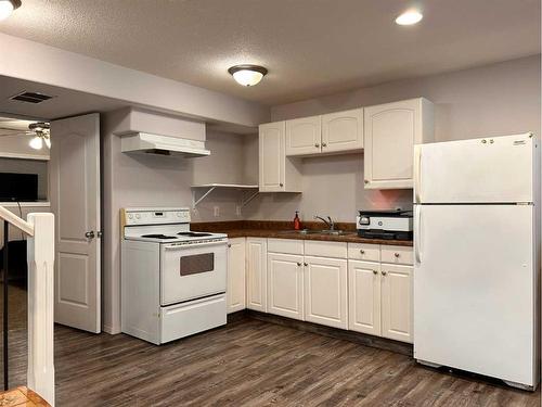 6 Sunrise Crescent Ne, Three Hills, AB - Indoor Photo Showing Kitchen With Double Sink