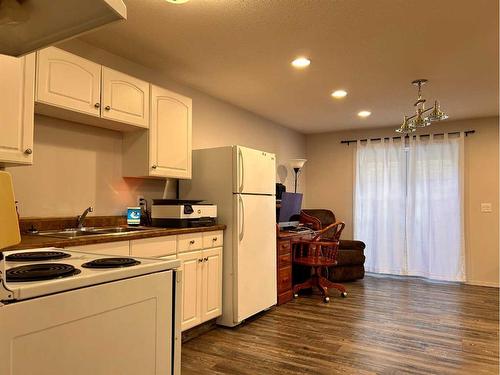 6 Sunrise Crescent Ne, Three Hills, AB - Indoor Photo Showing Kitchen With Double Sink