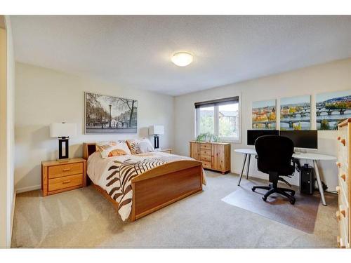 207 Valley Ridge Manor Nw, Calgary, AB - Indoor Photo Showing Bedroom