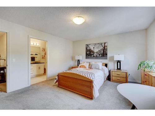 207 Valley Ridge Manor Nw, Calgary, AB - Indoor Photo Showing Bedroom