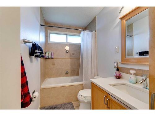 12112 Canfield Road Sw, Calgary, AB - Indoor Photo Showing Bathroom