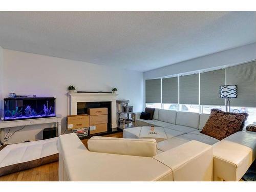 12112 Canfield Road Sw, Calgary, AB - Indoor Photo Showing Living Room