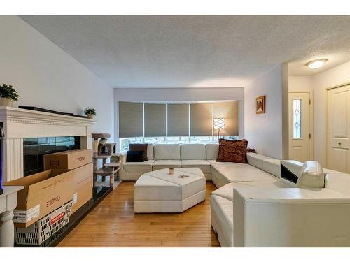 12112 Canfield Road Sw, Calgary, AB - Indoor Photo Showing Living Room