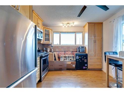 12112 Canfield Road Sw, Calgary, AB - Indoor Photo Showing Kitchen