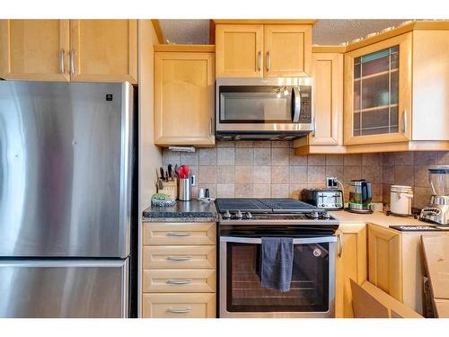 12112 Canfield Road Sw, Calgary, AB - Indoor Photo Showing Kitchen