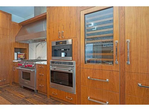 2031 49 Avenue Sw, Calgary, AB - Indoor Photo Showing Kitchen