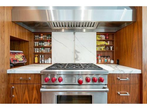 2031 49 Avenue Sw, Calgary, AB - Indoor Photo Showing Kitchen