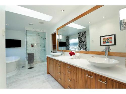 2031 49 Avenue Sw, Calgary, AB - Indoor Photo Showing Bathroom