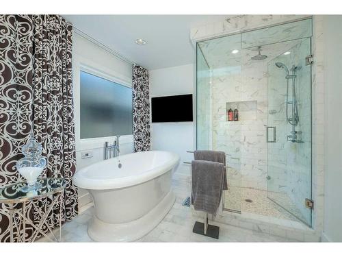 2031 49 Avenue Sw, Calgary, AB - Indoor Photo Showing Bathroom