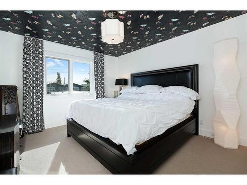 2031 49 Avenue Sw, Calgary, AB - Indoor Photo Showing Bedroom