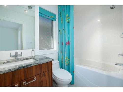 2031 49 Avenue Sw, Calgary, AB - Indoor Photo Showing Bathroom