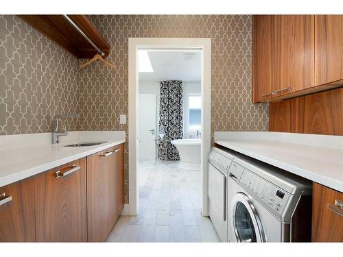 2031 49 Avenue Sw, Calgary, AB - Indoor Photo Showing Laundry Room