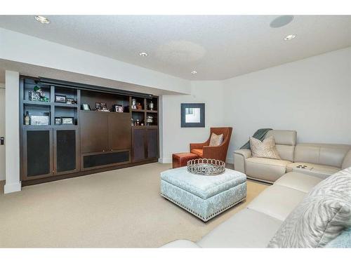 2031 49 Avenue Sw, Calgary, AB - Indoor Photo Showing Living Room