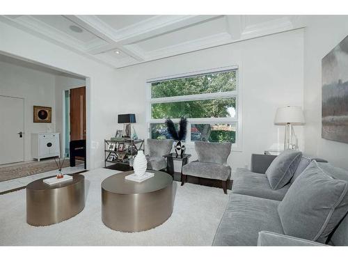 2031 49 Avenue Sw, Calgary, AB - Indoor Photo Showing Living Room