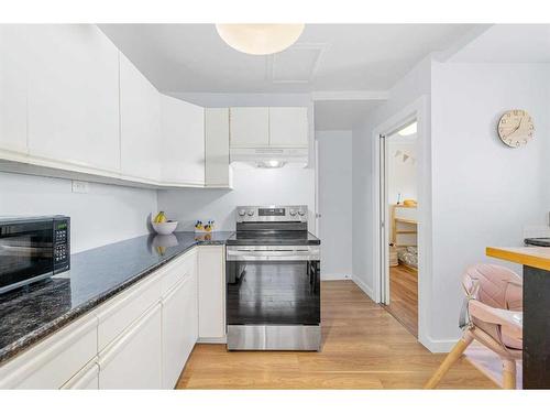 410 12 Avenue Nw, Calgary, AB - Indoor Photo Showing Kitchen