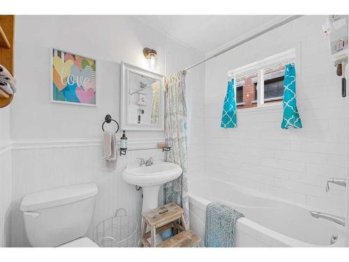 410 12 Avenue Nw, Calgary, AB - Indoor Photo Showing Bathroom