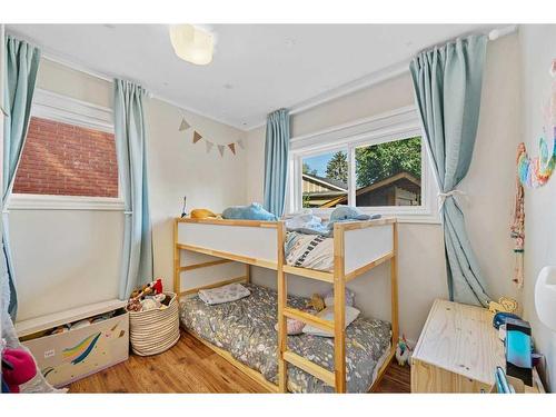 410 12 Avenue Nw, Calgary, AB - Indoor Photo Showing Bedroom