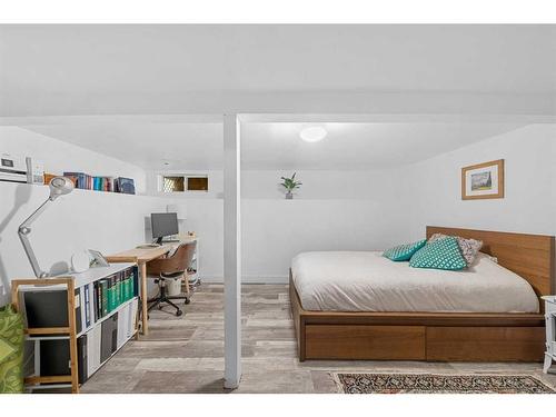 410 12 Avenue Nw, Calgary, AB - Indoor Photo Showing Bedroom