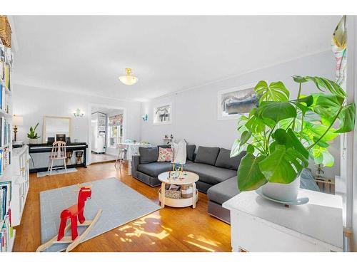 410 12 Avenue Nw, Calgary, AB - Indoor Photo Showing Living Room