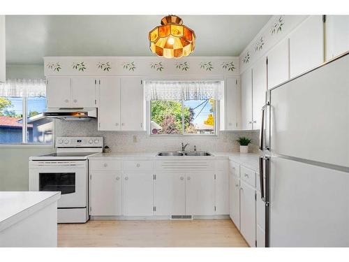 9640 Alcott Road Se, Calgary, AB - Indoor Photo Showing Kitchen With Double Sink