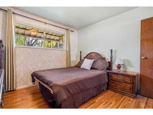 9640 Alcott Road Se, Calgary, AB - Indoor Photo Showing Bedroom